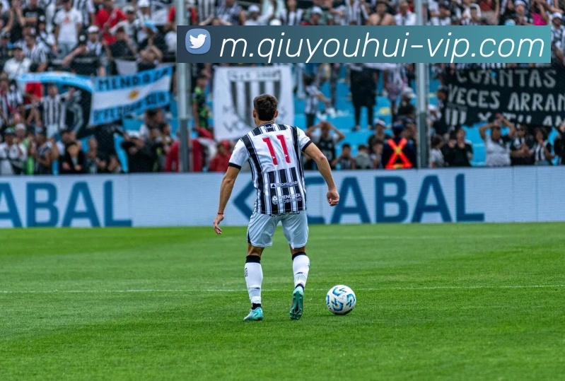 米切尔本赛季三分球火力全开成为联盟首位投进100记三分的球员